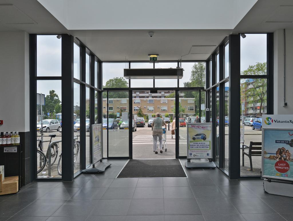 Tevens zijn er twee parkeerterreinen rondom het winkelcentrum.