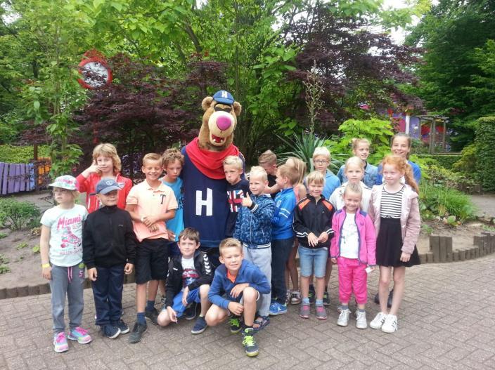 In Hellendoorn aangekomen werden de kinderen gemeten, onder leiding van Jesse van Manen, en kregen de kinderen een gekleurd bandje om.