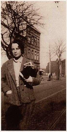 1929: besluit het theater de rug toe te keren en keert weer terug naar haar ouders in Keulen; vanaf dat moment wil ze schrijfster worden jan 1931: ontmoeting