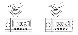 INFRAROOD SENSORFUNCTIE 1. Als de radio Uit staat, zal de infrarood weergave alarmtijd 1 en alarmtijd 2 weergeven.