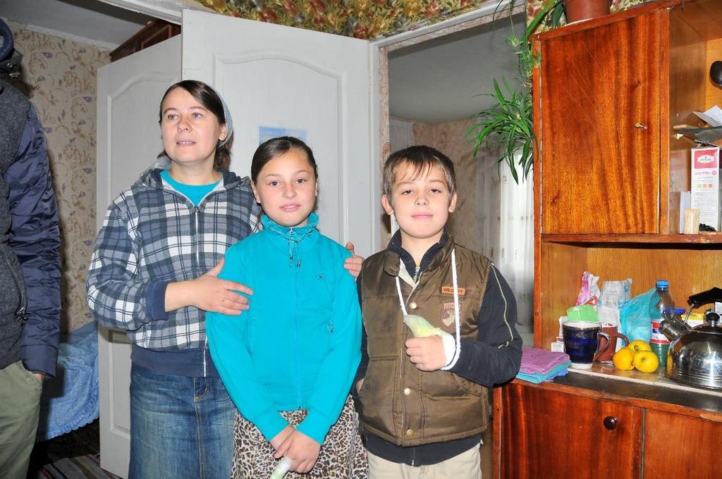Tanja met 2 van haar kinderen. Ook de bezoeken aan de andere gezinnen zijn indrukwekkend en worden trieste verhalen verteld.