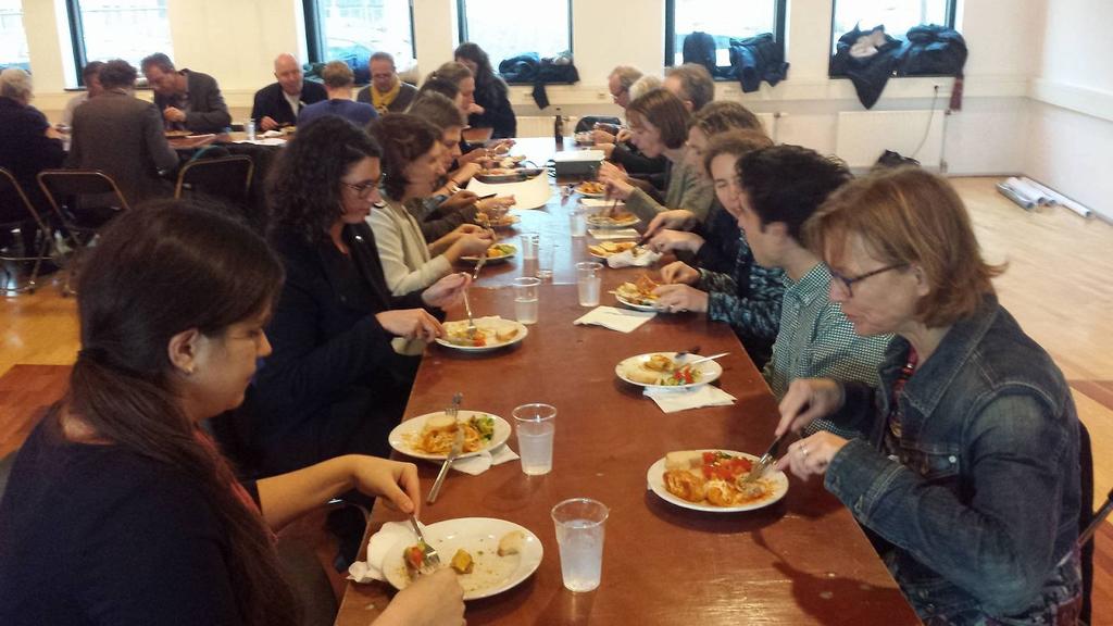 Toekomstige sfeer en identiteit > Margien Hans geeft een korte introductie over de avond. Het eten werd verzorgd door A Cucinella; heerlijk, ambachtelijk Italiaans eten.