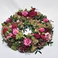 - 28 september Rijk gevulde bloemenkrans Diameter ca. 35 cm Model PLATEAU - 12 oktober Bloemenarrangement op een exclusief plateau. Afmeting ca.