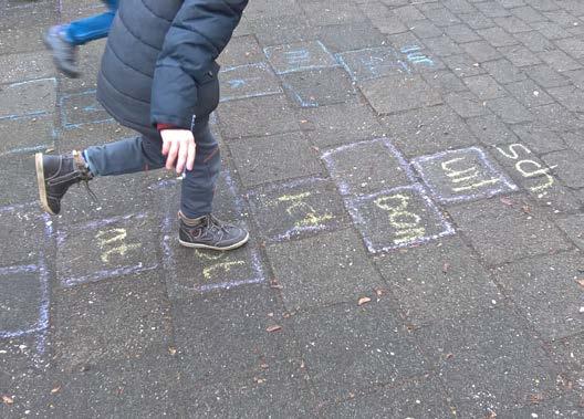 voorbereidingstijd 10 minuten Lestijd 35 minuten taal OP ZOEK NAAR WOORDRIJEN groep 3-4 lesdoel De leerlingen oefenen het lezen van woordrijen met dezelfde eindklank De leerlingen oefenen het lezen