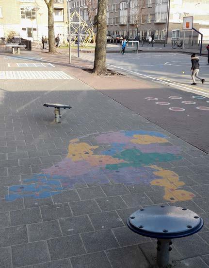 Zij krijgen een topografiekaart met de provincies en hoofdsteden van Nederland (bijlage 1). Deze kaart ligt op een tafel of andere centrale plek op het plein (eventueel vastplakken indien het waait).