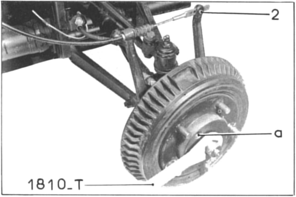 b. v. de kogelbouttrekker 1958-T los. b) Verwijder de vier bouten (1) waarmee het stuurhuis op zijn steunen is bevestigd. Maak het stuurhuis los van de steunen. 4.