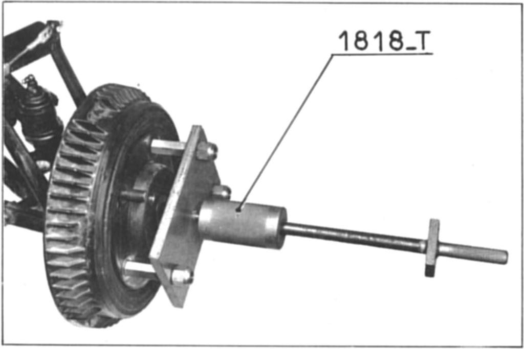 b) Verwijder: -de wielnaafmoeren m. b.v. de sleutel 1810-T. (Let op: aan de rechterzijde van de wagen linkse schroefdraad en omgekeerd).