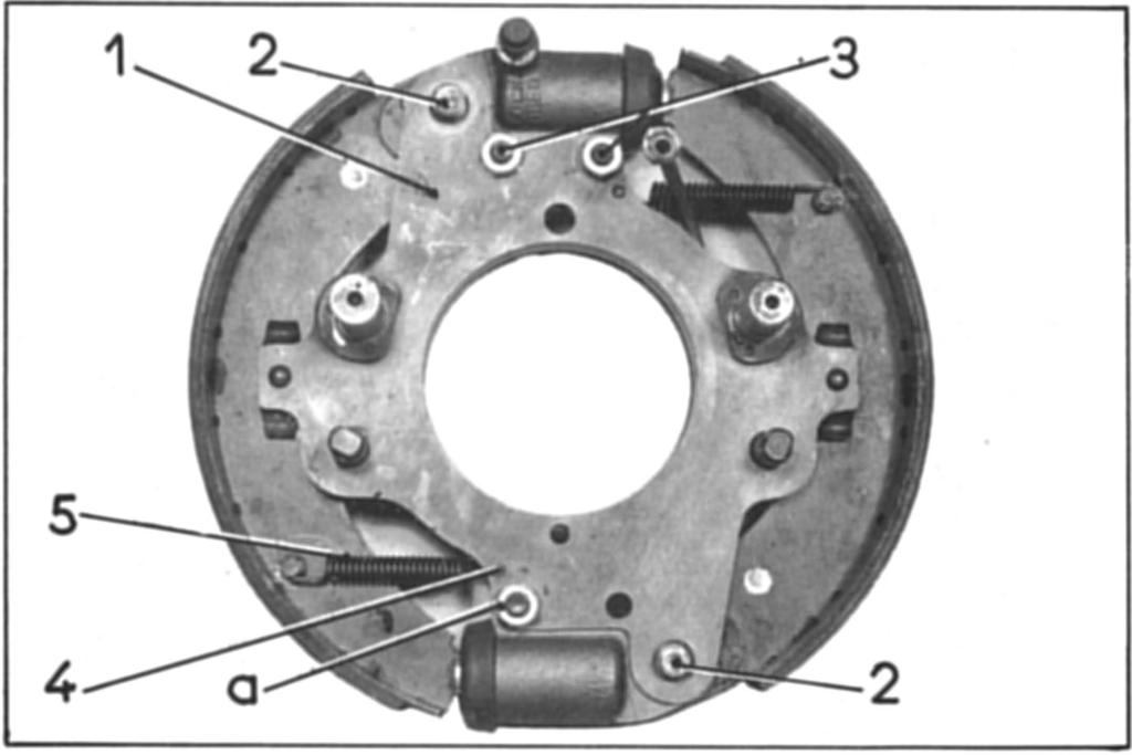12 c) Monteer de binnenste verbindingspiaal (1). Zet de beide bevestigingsbouten (3) van de bovenste wielremcilinder vast. d) Breng de remschoenen aan.