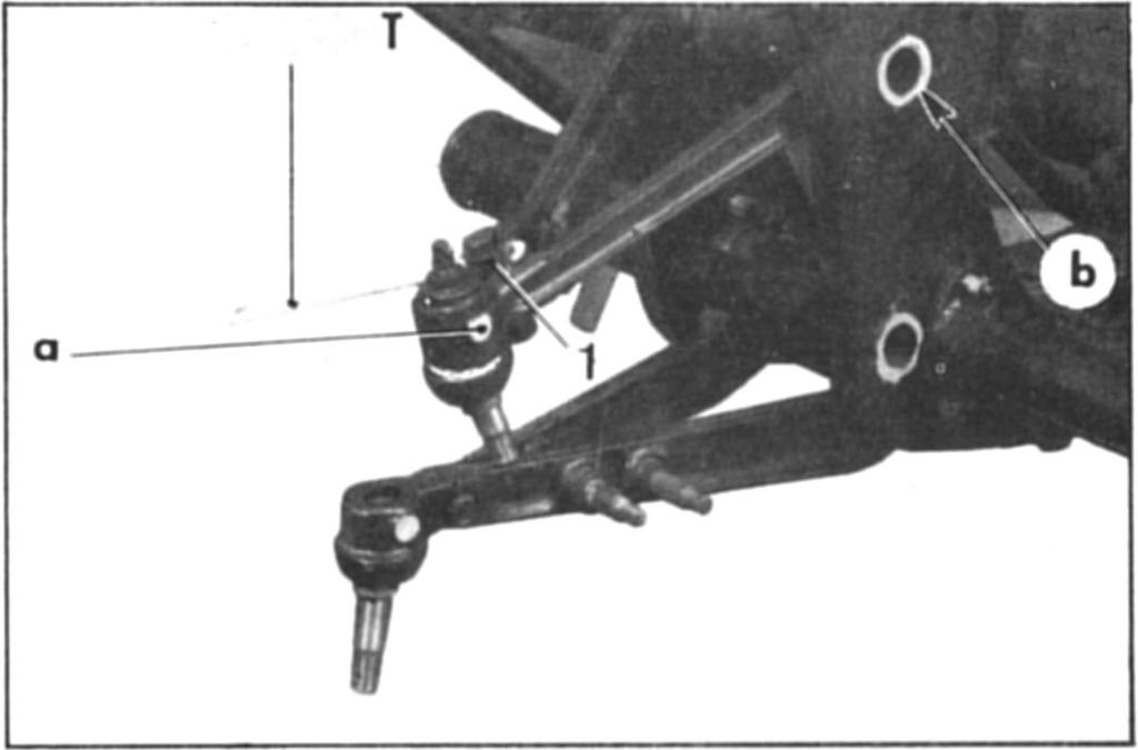 1974-374 d) Stel de stand van de wieldraagarm af m.b.v. een stalen rij, welke op het achterste pasvlak van de voortreinbevestigingspan "b" wordt geplaatst.