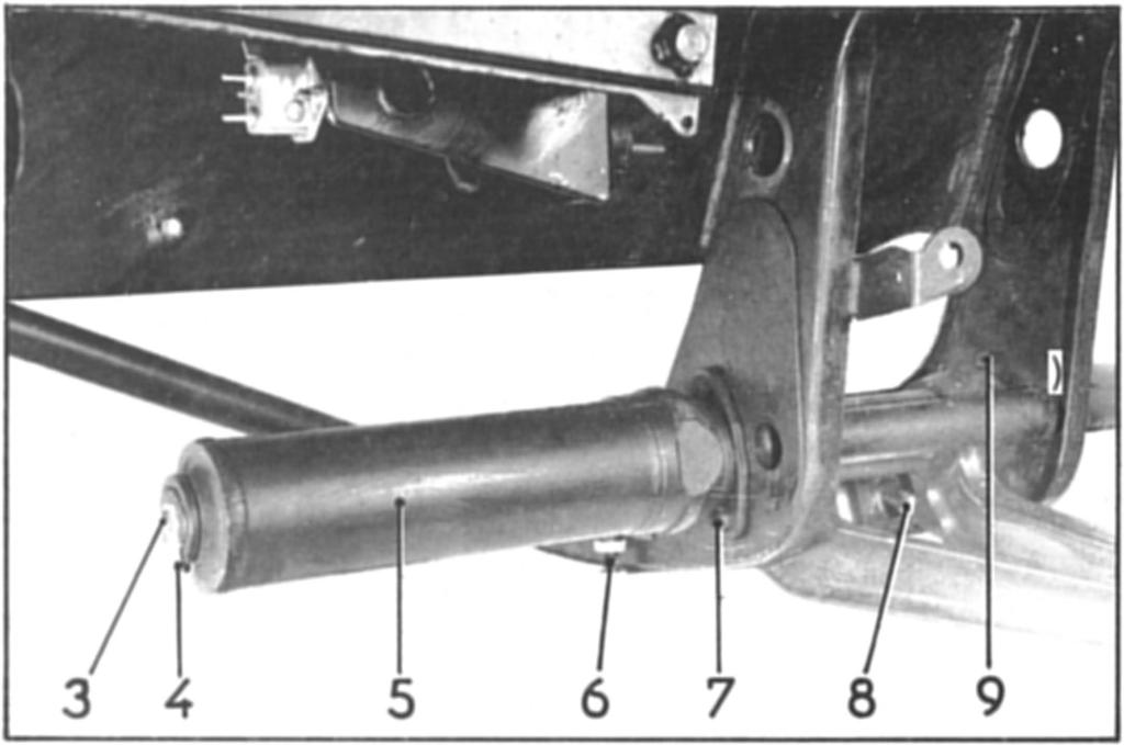 Verwijderen van de onderste wielgeleidingsarmen en de torsiestaven. a) Draai de stelbout (6) van de hoogte regeling los teneinde de stelarm te ontlasten.