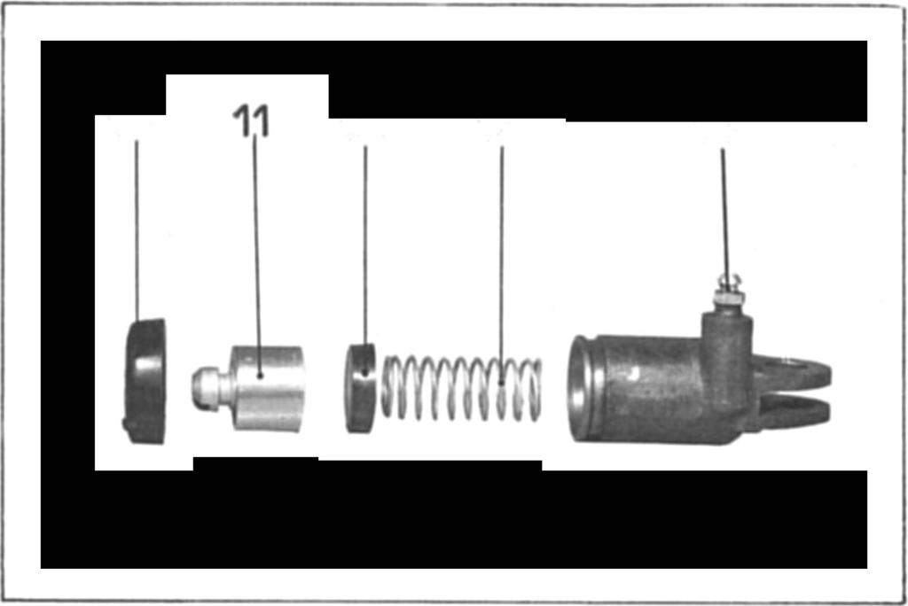 binnenste verbindingsplaat (4). 17. Demontage van de wiellagerhuizen Verwijder de moer waarmee de fuseearm op het wiellagerhuis is bevestigd (sleutel 1863-T).