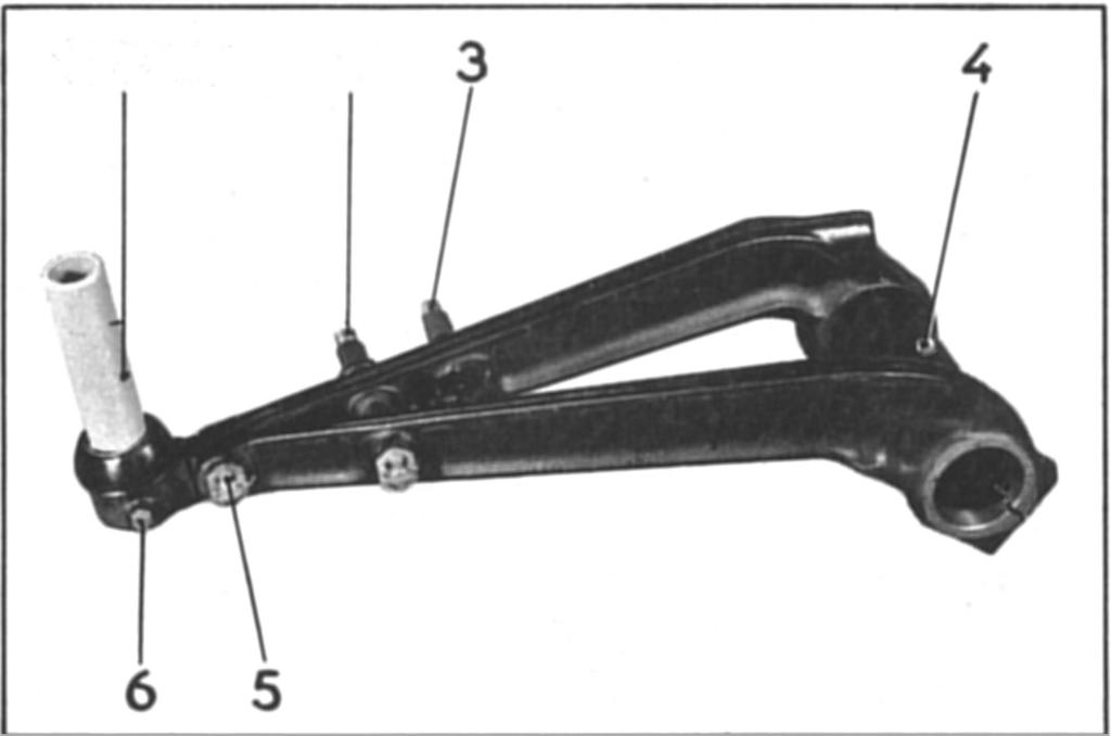 b) Verwijder: -de borgmoer (sleutel 1855-T), -de kogel bout, -de onderste drukring. c) Tik m.b.v. een bronzen drevel het verende plugplaatje tezamen met de bovenste drukring uit de boring.
