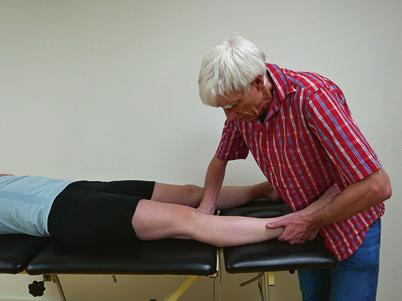 Bijlage III: Stabiliteitstests van de knie 131 bandletsel. Een positieve test met een gestrekte knie (.fig. B3.4) wijst op betrokkenheid van het posterolaterale gewrichtskapsel.