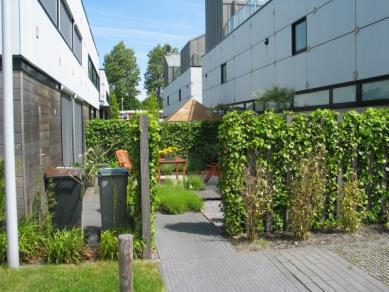 aan openbaar gebied) tot de achtergevel rooilijn een groene afscheiding (1.80m.