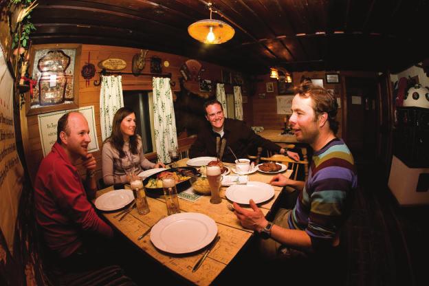 Hoogtepunt van de Ladiesweek en tevens afsluiter van ons verblijf in Großarl is een optreden van dj Ötzi. Heel Salzburgerland is uit gelopen om de après-skiheld te horen zingen.