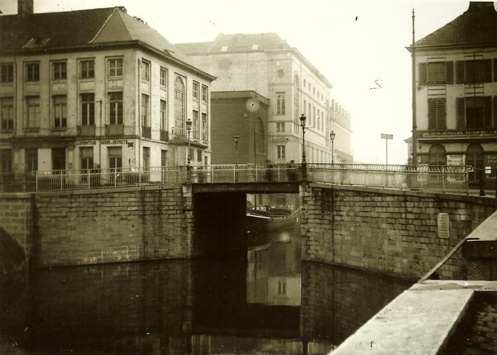 het straatniveau veel verhoogd voor de scheepvaart op de Ketelvest. Op het afgebroken huis is het Restaurant Het Keteltje.