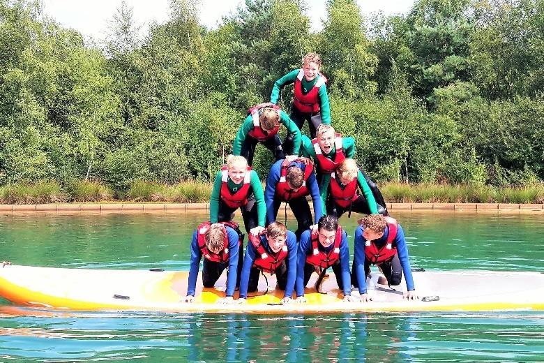 6. Balance games Je krijgt verschillende opdrachten op het een surfboard, alleen, per 2 en in kleine teams waarbij moet proberen om niet in het water te vallen. Lukt het jou om droog te blijven?