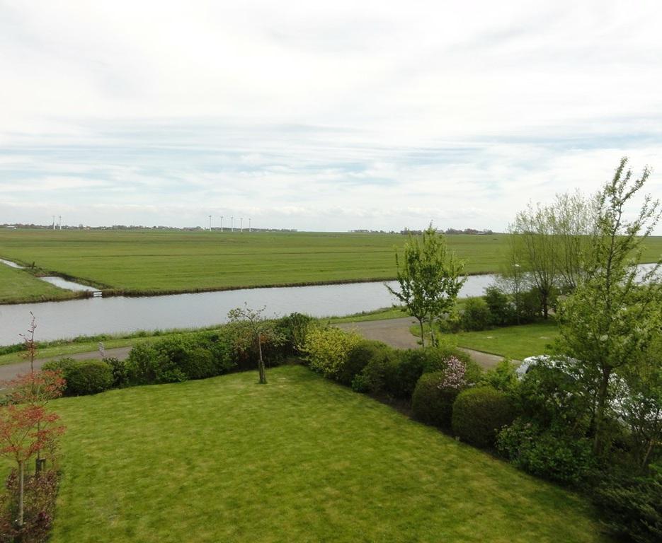 BIJZONDERHEDEN * staande mast verbinding Friese Meren en IJsselmeer (dubbele sluis) * eigen water ca.