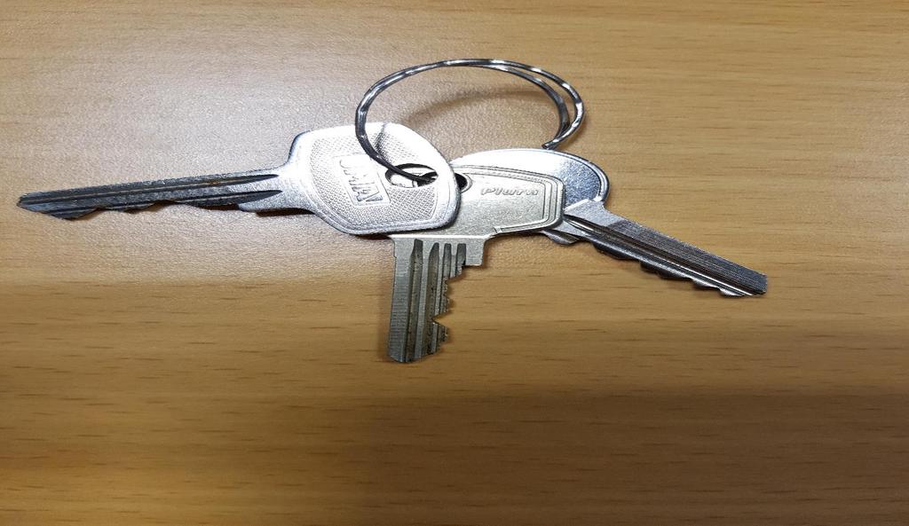 GEVONDEN Deze sleutelbos is op de speelplaats van onze school gevonden. Mist u deze? U kunt deze afhalen op kantoor.