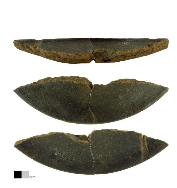 Verder zijn twee fragmenten van een deksel in reducerend gebakken, gedraaid aardewerk aangetroffen. De diameter van dit deksel bedraagt 15cm (fig.