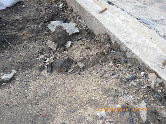 Toelichting bij foto 7: 7: Rondom de betonplaten liggen restanten asbesthoudend materiaal