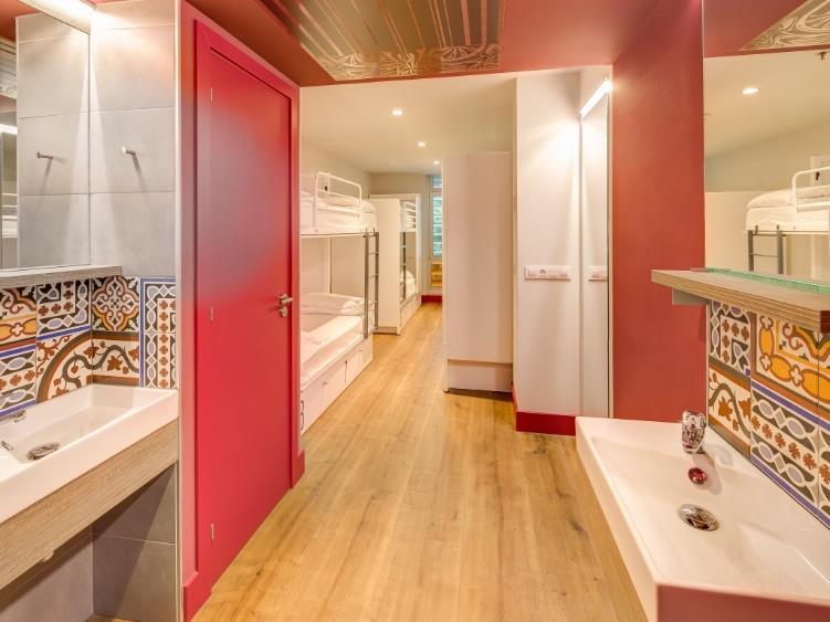 Kamers: Leerlingen overnachten op een 6 of 8-persoonskamer met eigen badkamer.