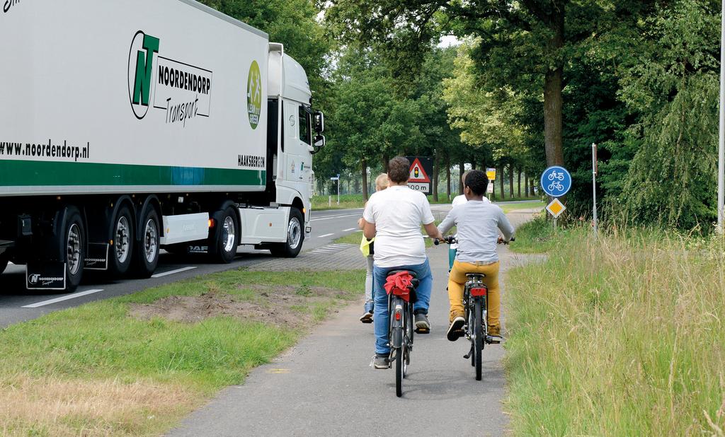 Voetganger Bij grote voertuigen Je bent voetganger als je loopt of speelt. Ook op skates of skeelers, met je skelter, step of skateboard, ben je voetganger.