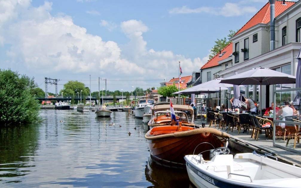 Seizoen arrangement Even een nachtje weg en lekker ontspannen. Dan kan met ons seizoen arrangement. Compleet met heerlijk driegangen verrassingsmenu en de volgende ochtend een uitgebreid ontbijt.