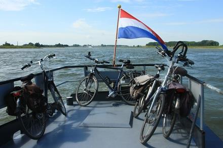Rondje Pontje Fietsarrangement Heerlijk fietsen door Friesland. Deze route brengt u langs de mooiste plekjes van Friesland.