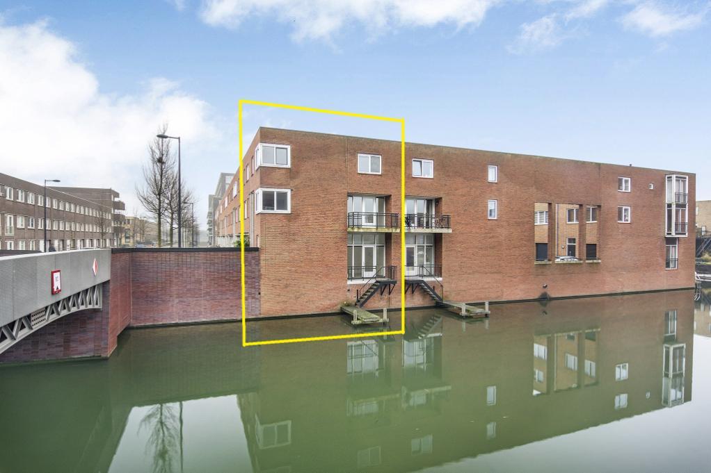 Emmy Andriessestraat 382 AMSTERDAM Vraagprijs 475.000,00 kosten koper Speels ingedeeld herenhuis (129 m2), gelegen aan het water van een brede gracht.