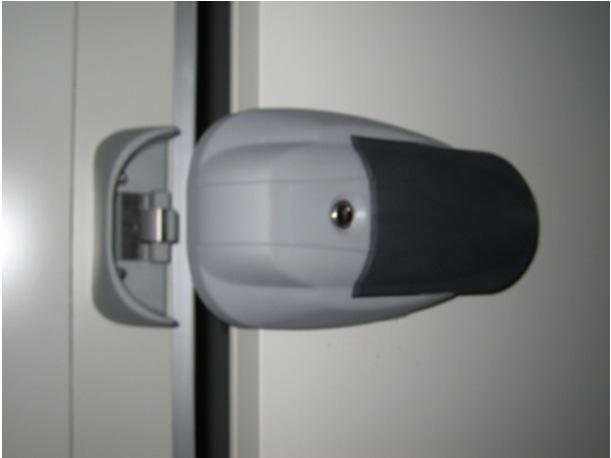 De koelceldeur is een geïsoleerde deur met veiligheidsslot.