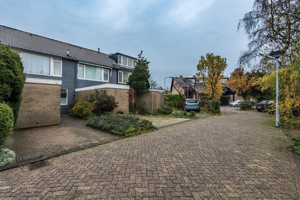 Ruim en zonnig woonhuis met een diepe, mooi aangelegde zonnige achtertuin met achterom. Eigen parkeergelegenheid in de voortuin met een ruime berging.