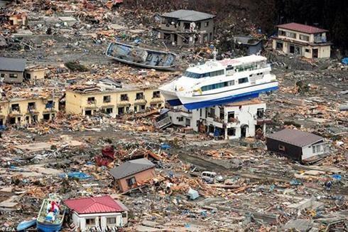 Een tsunami kan wel een reis van duizenden kilometers maken voor hij aan land komt. Daar vernielt die vloedgolf alles wat op zijn weg komt.