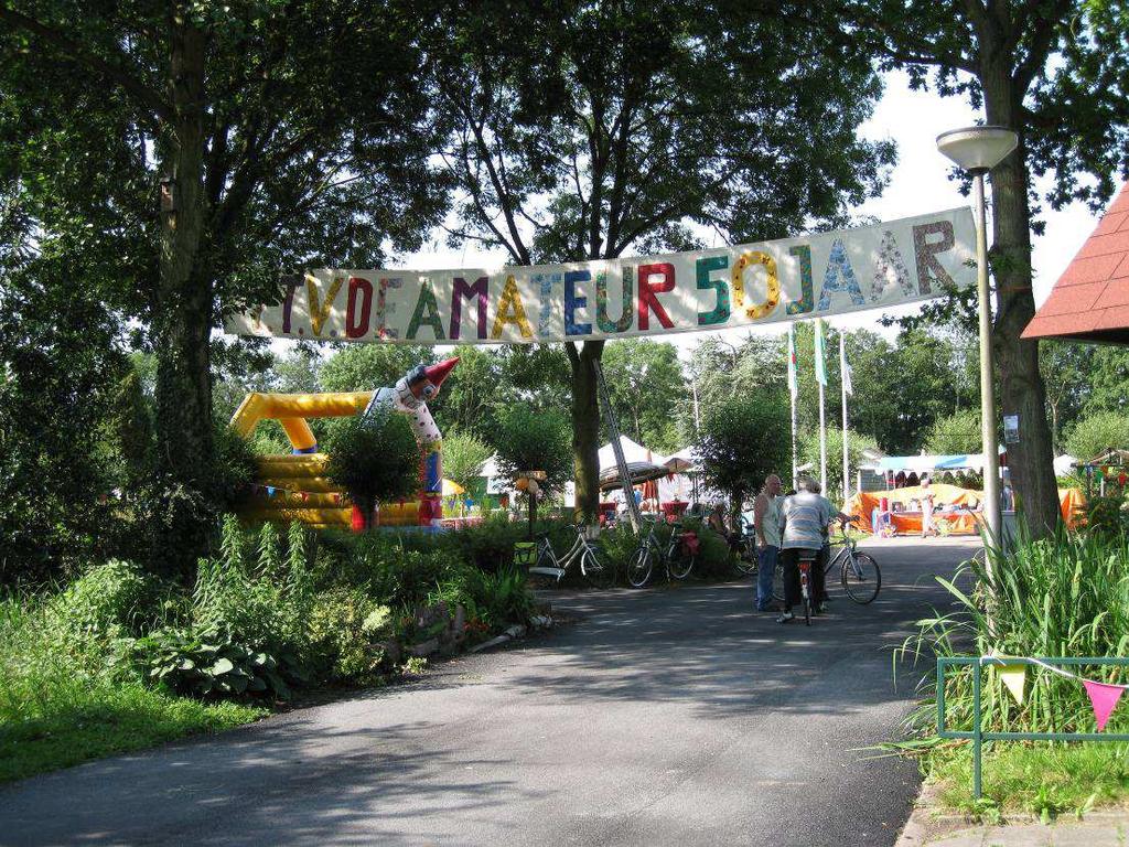 VTV de Amateur bestaat 50 jaar!!!! Op 10 juli j.l. vierde de Amateur dit met een soort Braderie. Kraampjes met o.a. alles over de bijtjes en de honing, modelbouw, fuchsia s, ijs, sate en hamburgers, tweede hands spullen, rad van avontuur,drankjes en een springkussen voor de jeugdigen.