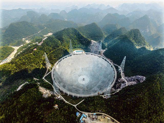 Onbeperkt nrc.nl Alle abonnementen Secties Het nieuwe, grote oor van China Astronomie China levert dit weekend de grootste radiotelescoop ter wereld op.