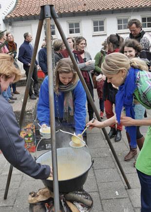 Het aantal tuinderijen dat werkt met C.S.A neemt toe Het was op zaterdag 12 december een drukte van belang voor de deur van de Beatrixschool, maar er was geen leerling te bekennen.