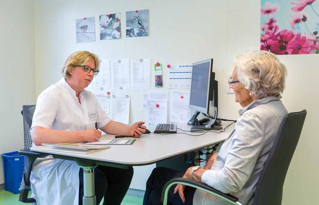 De verpleegkundige stelt vragen over bijvoorbeeld uw zelfredzaamheid, uw woonsituatie,