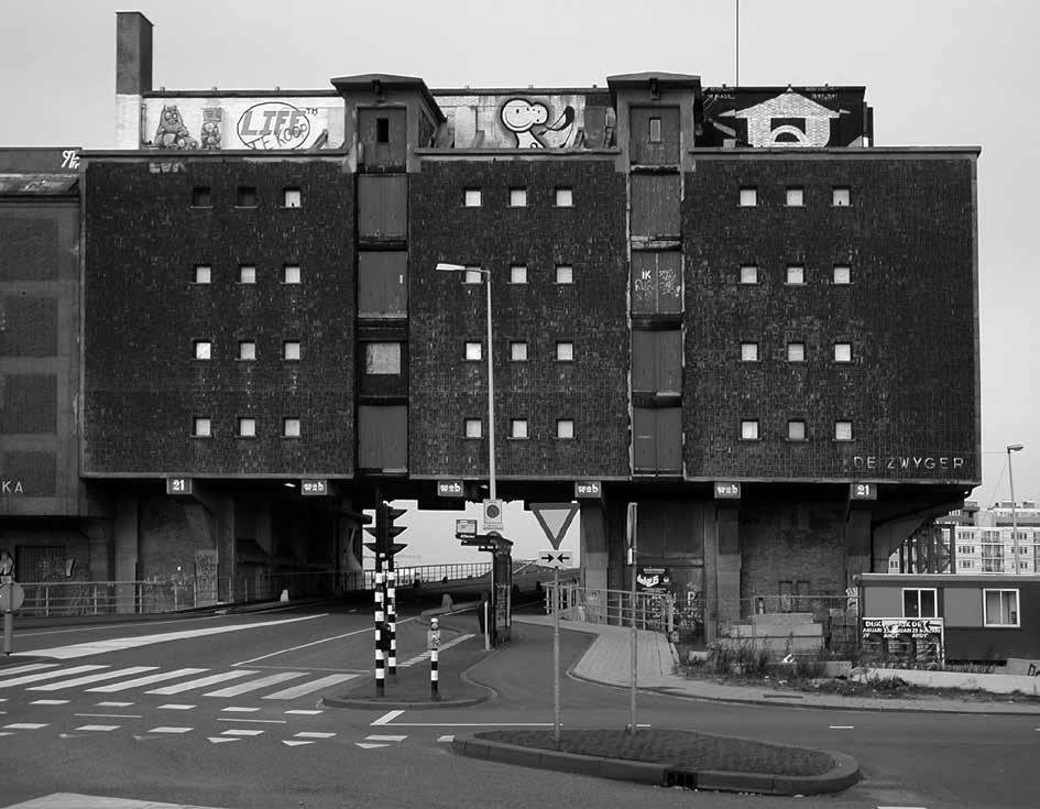 Rooilijn Jg. 50 / Nr. 5-6 / 2017 Vijftig jaar geleden was onze binnenstad gewoon een puinhoop P. 414 de Actiegroep Nieuwmarkt, een belangrijk aandeel in hebben gehad.