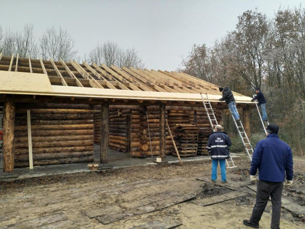 Na het monteren van alle dakspanten moest het dak worden dichtgemaakt met houten platen.