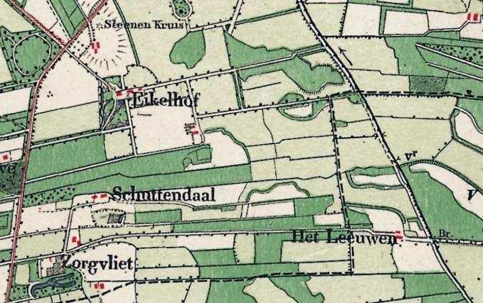 De drie erven, de zogenaamde kloostererven het Steenen Kruis, Eikelhof en Schuttendaal, hoorden lange tijd bij landgoed en buitenplaats De Eikelhof.