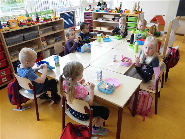 Eten en drinken: In de ochtendpauze wordt er gezamenlijk gegeten en gedronken.