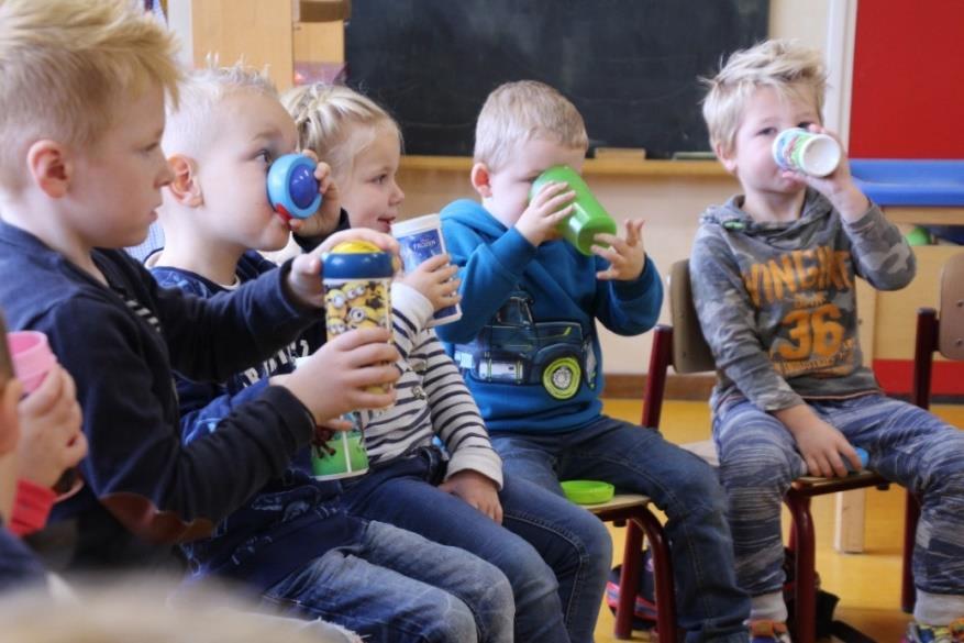 Liever geen pakjes drinken. Het afval scheiden we, plastic in de witte bak en schillen in het grijze bakje.