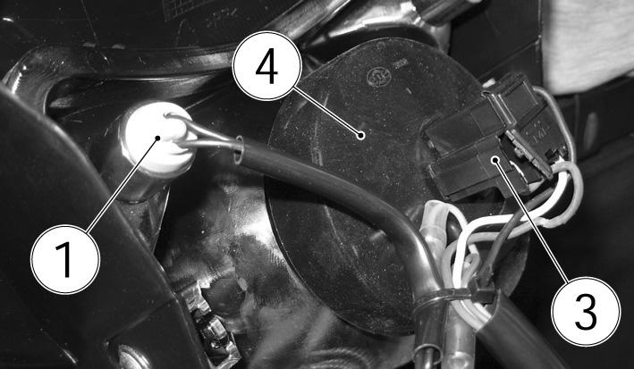 Slide in the cover «4» in the bulb connectors and the parabole fitting. Connect the bulb electrical connector «3». Plaats het voertuig op de standaard. Draai de twee bovenste bouten los.