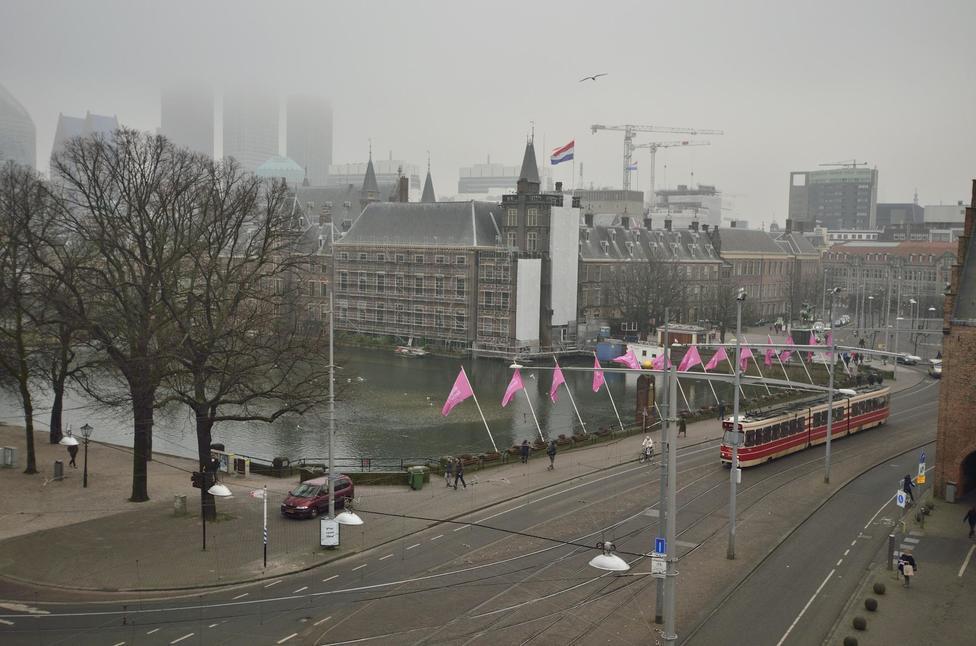 OMGEVINGSFACTOREN Het object is gelegen in het centrum van Den Haag. In de nabije omgeving zijn tal van winkels, restaurants en cafe s aanwezig.