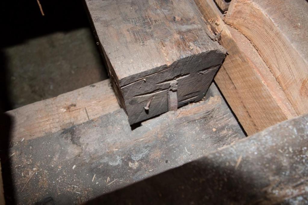 de twintigste-eeuwse herkomst wel vast. De 35 millimeter dikke plank is uitgevoerd in vurenhout en met moderne spijkers vastgezet op de vloerbinten.