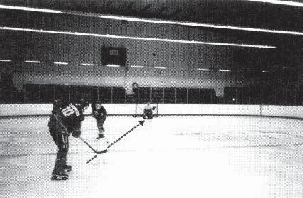 Opmerking: Het aanvalsvak moet vrij zijn van alle aanvallende spelers voordat een UITGESTELDE (DELAYED) opgeheven wordt met de puck nog steeds in het aanvalsvak. figuur 11.