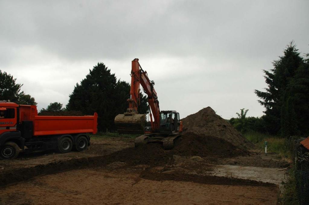 Hoofdstuk 2 werkmethode en interpretatie De werken zijn aangevat op 9 juni 2009. In een eerste beweging werd door de aannemer de teelaarde van het terrein verwijderd.