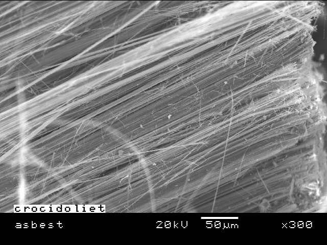 Hoe herken je asbest? Alle asbesthoudende producten hebben een vezelige structuur. Maar: niet-asbesthoudende producten kunnen er hetzelfde uitzien.