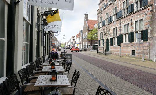 Ligging De Vesting kenmerkt zich door een bonte mengeling van mensen en huizen! In de directe omgeving zijn dan ook vele leuke winkeltjes, kroegjes en restaurants te vinden.