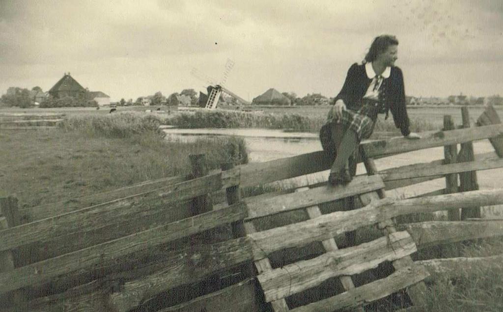 Corrie Schouten in het land achter haar ouderlijke woning omstreeks 1940.
